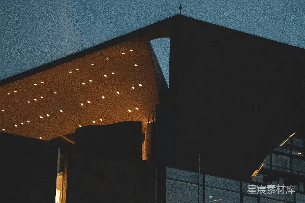 高清摄影 一座夜晚屋顶亮着灯的建筑