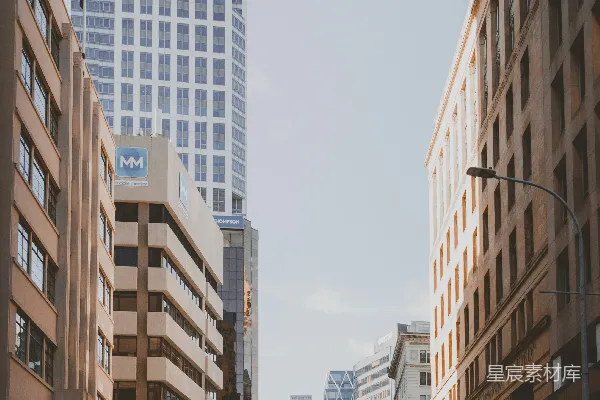 城市街道，背景是高大的建筑物。