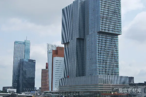 城市中心的一座高大建筑
