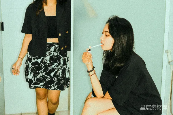 一个女人坐在浴室的马桶上。