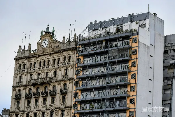 高清摄影 两座建筑并排而立，各自拥有独特的建筑风格。