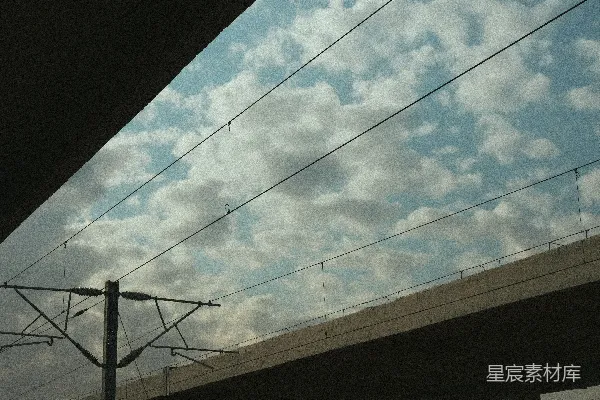 高清摄影 电线杆上的输电线路在多云的蓝天下。