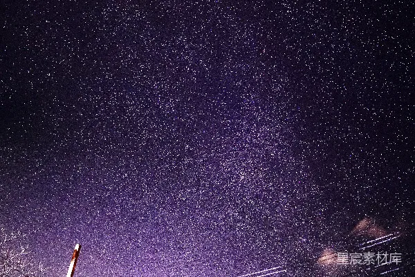 黑色的电杆在星空之下