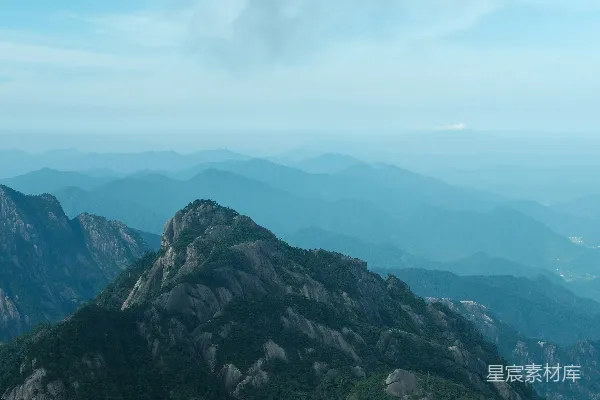山顶上俯视的山脉美景