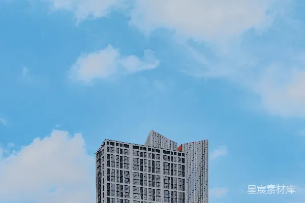 一座矗立在天空背景中的超高层建筑