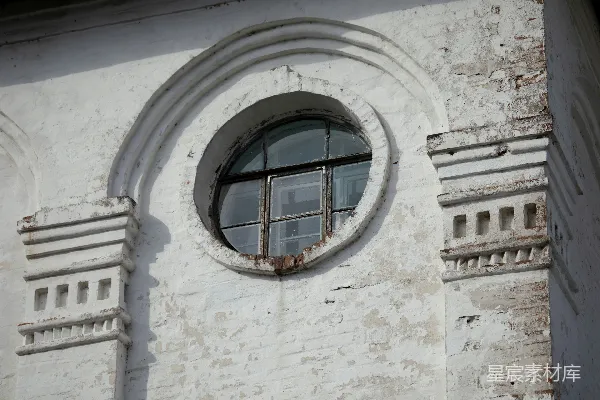 白色砖砌建筑上的卵圆形开口