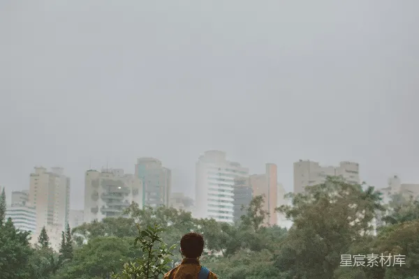 高清摄影 一个人站在桥上，望着城市。