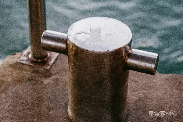高清摄影 水边混凝土码头上的金属桩
