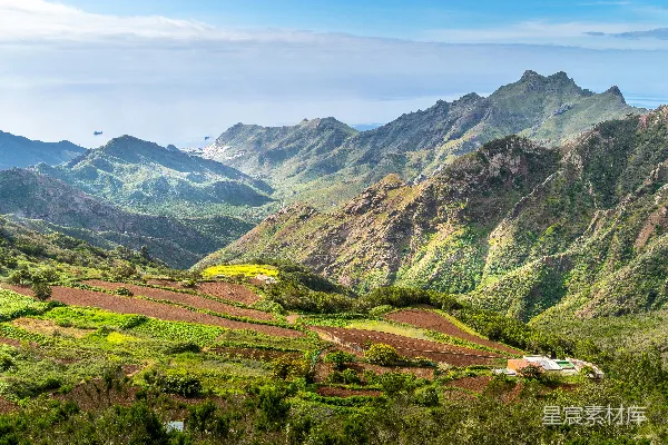 山脚下有一座房屋的风景美景