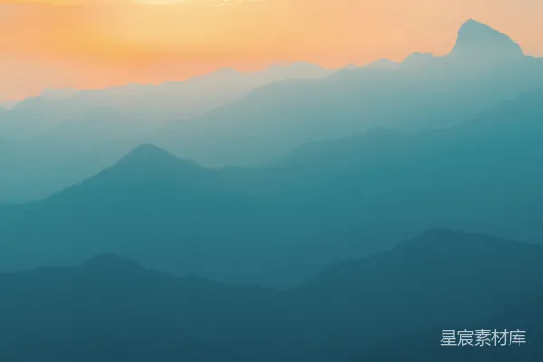 山间雾气的风景摄影