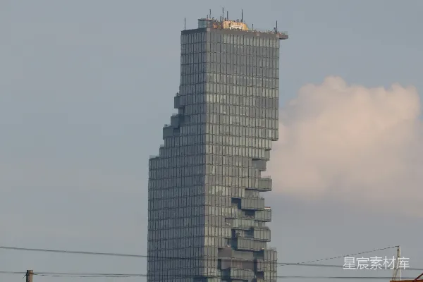 城市中心的一栋非常高大的建筑