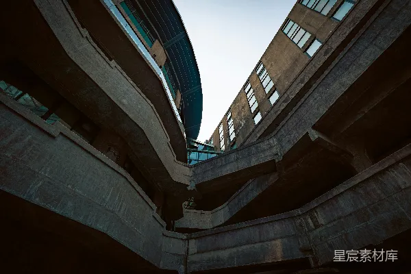 高清摄影 现代建筑和混凝土结构直指云霄。