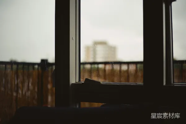 窗前的城市景色