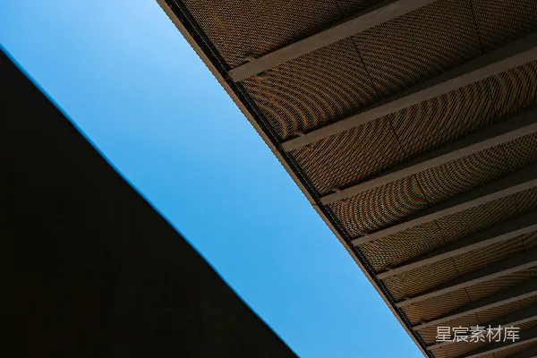 高清摄影 仰望天空，透过建筑。