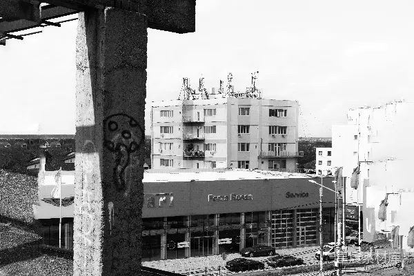 高清摄影 一张黑白照片的城市街道