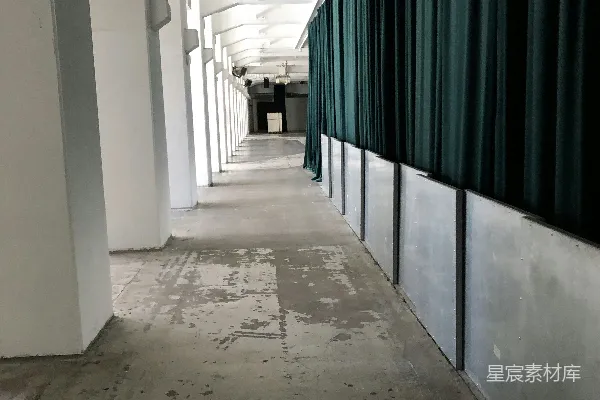 高清摄影 一条长廊，两旁有绿色窗帘。
