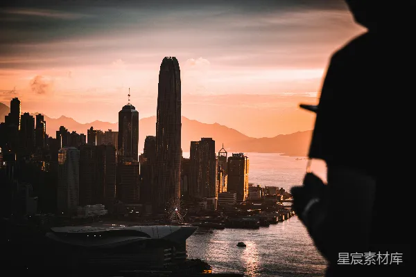 高清摄影 剪影中，一个人坐在船上，夕阳映衬着背景。