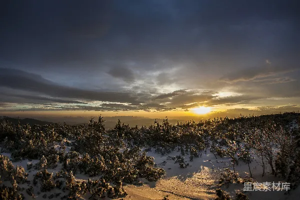 夕阳西下，一片雪白的山峦。