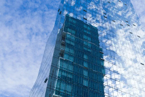 一座有很多窗户的高大建筑物