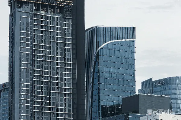 现代 skyscrapers 有着玻璃外墙 在一片阴云的天空下