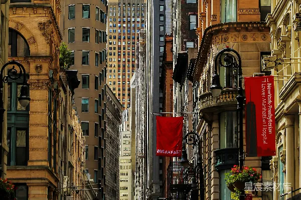 高清摄影 两面红色的旗帜悬挂在建筑外面。