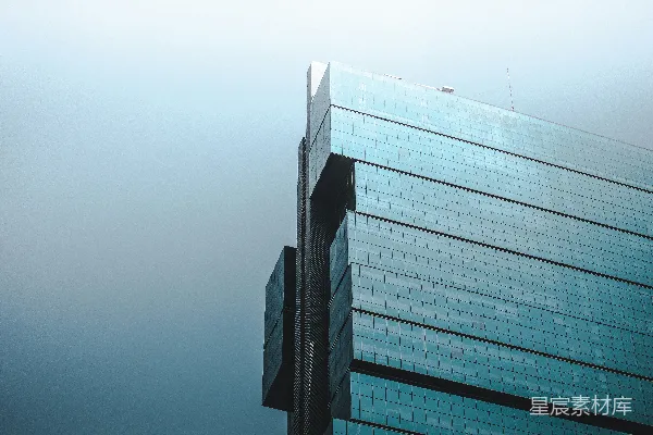 带有标志的高大建筑物