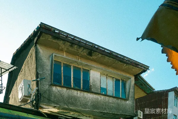 高清摄影 一座古老、风化的建筑在晴朗的蓝天映衬下。