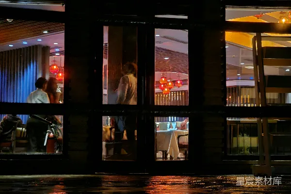 一群人在一栋建筑外面夜間站立