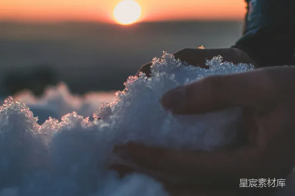 夕阳下手持白沙的人