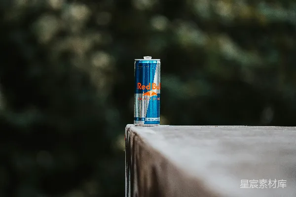 高清摄影 一罐可乐放在木桌上。