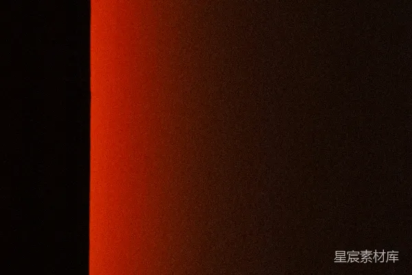 黑白照片中的红色灯光