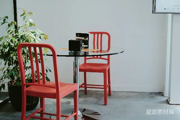高清摄影 红色塑料椅子在黑色桌子旁边