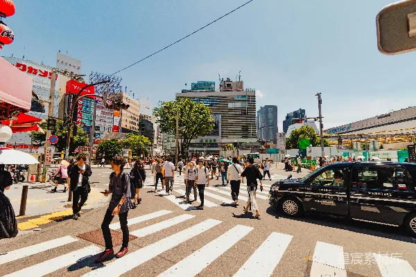 高清摄影 一群人正在过马路。