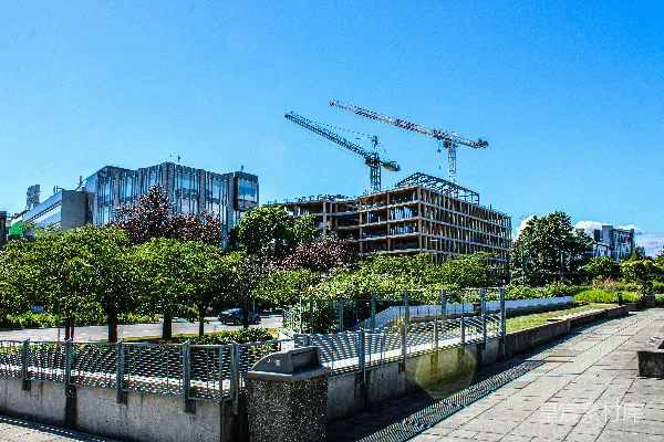 高清摄影 从街对面看建筑工地的景象