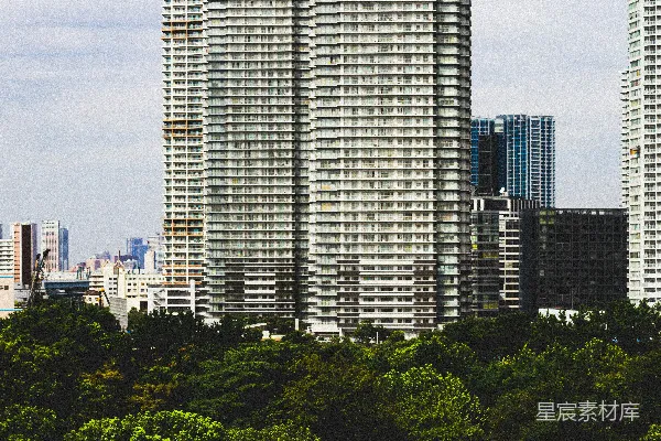 高清摄影 城市的天际线，有高楼大厦和钟楼。