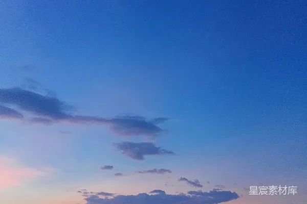 几艘停在水中的小船