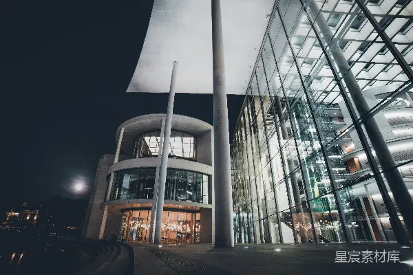 高清摄影 在夜间的一座白色混凝土建筑