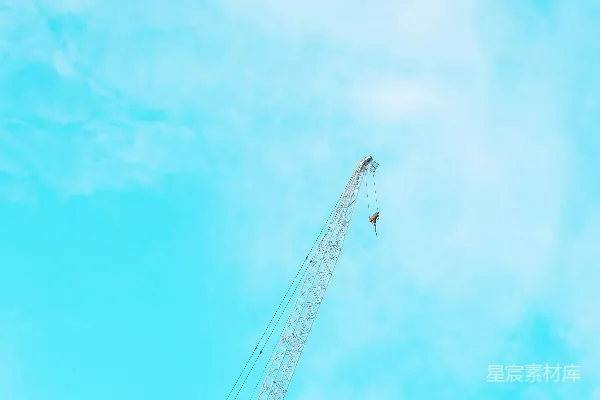 高清摄影 灰金属起重机在多云的天空下