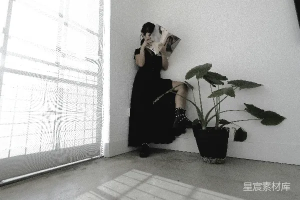 高清摄影 穿黑色连衣裙的女人在看书
