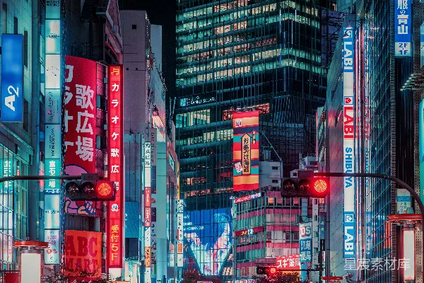 一条街道两旁挤满了高大的建筑物。