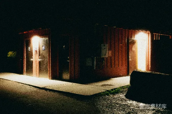 高清摄影 一座公共厕所建筑在夜晚，灯光明亮。