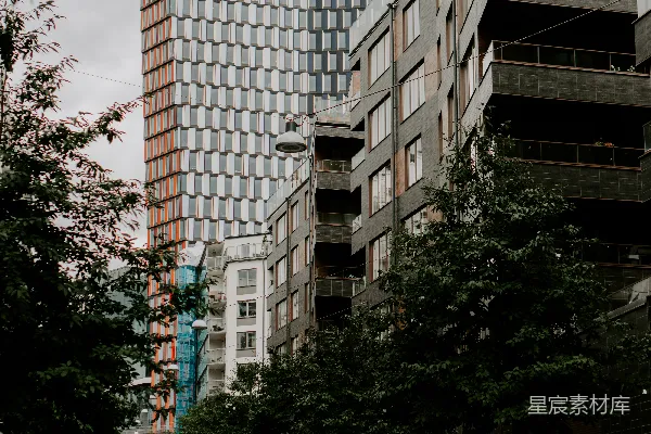 高清摄影 一条街道，两边都是汽车和建筑物。