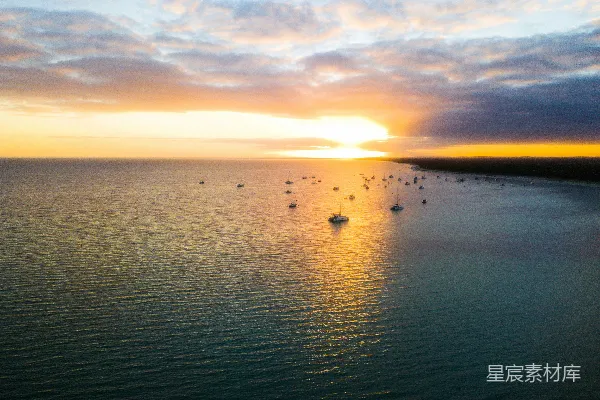金色时刻云下之水
