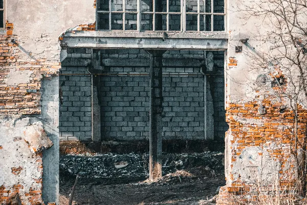高清摄影 一座破旧的建筑，窗户破损不堪