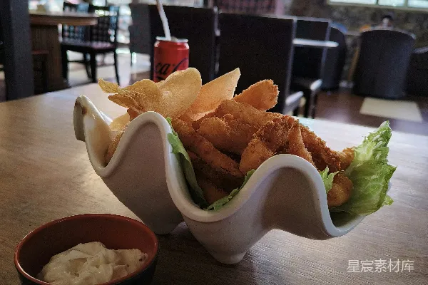 桌子上一个碗的食物特写