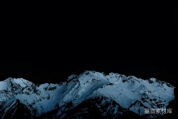 白天覆雪的山峦