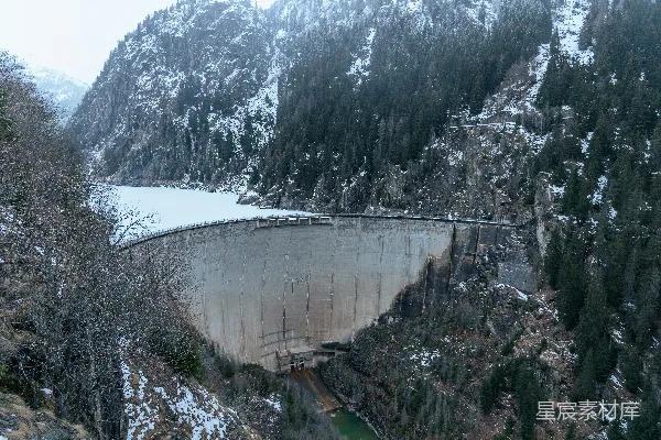 高清摄影 一座巨大的水坝矗立在雪山中央。