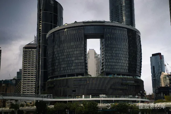 高清摄影 城市中的现代化圆形建筑，带有大窗户。