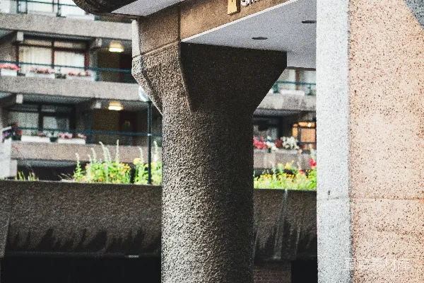 高清摄影 一座标有“莎士比亚广场”标志的建筑。