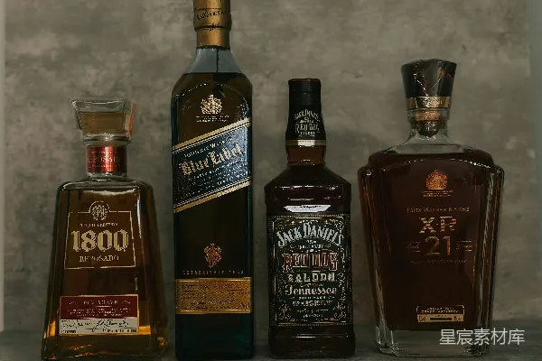 高清摄影 三瓶酒并排放着。